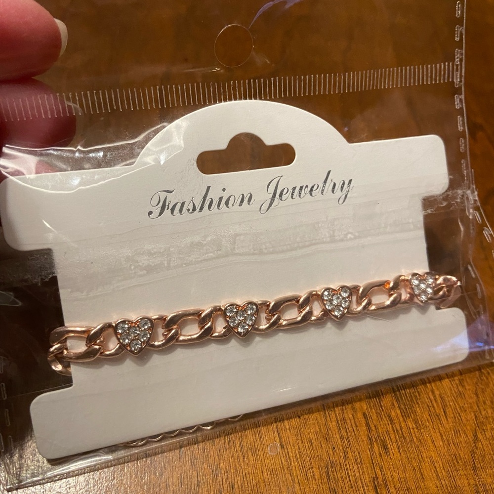 Gold Rhinestone Heart Chainlink Bracelet - Picture 7 of 9